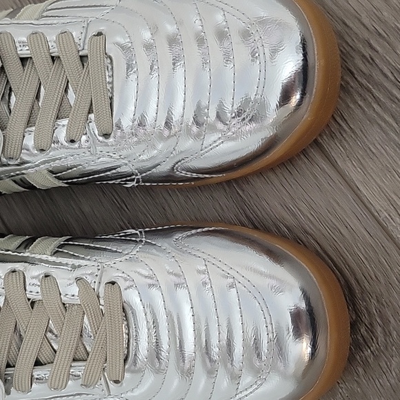 Steve Madden Women's Madrid Silver Sneakers In Size 9.5 NIB - Picture 5 of 10